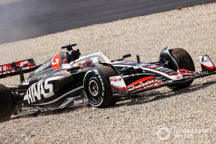 Kevin Magnussen, Haas VF-24, se sale de la pista y se va a la grava