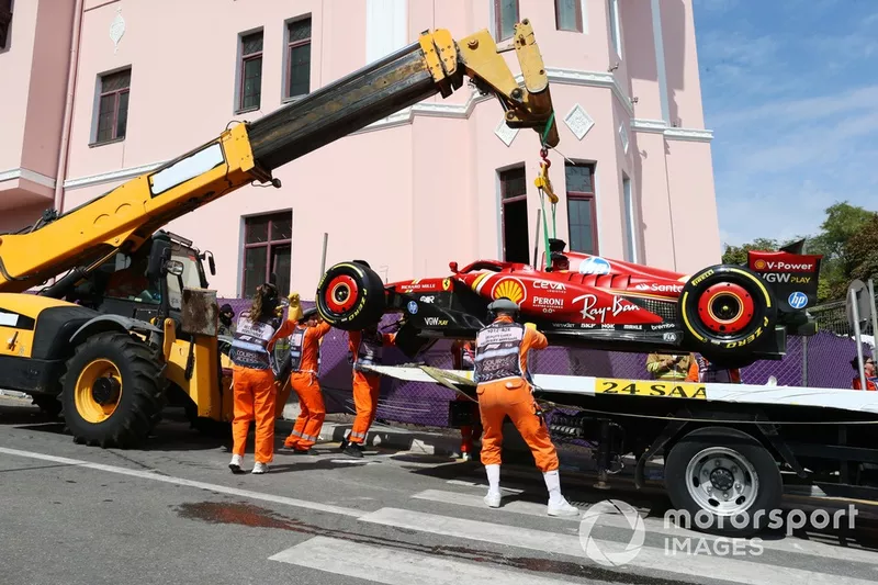 Les commissaires dégagent la voiture de Charles Leclerc, Ferrari SF-24 