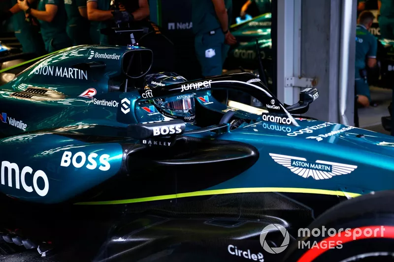 Lance Stroll, Aston Martin AMR24, quitte le garage 