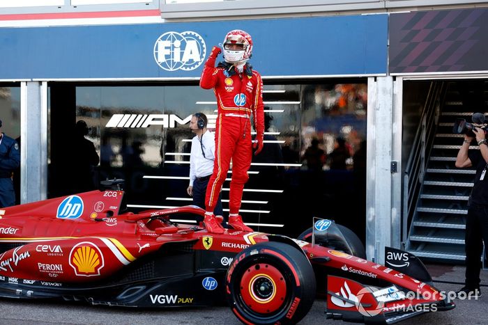 El polaco Charles Leclerc, de la Scuderia Ferrari, celebra su llegada al Parc Ferme