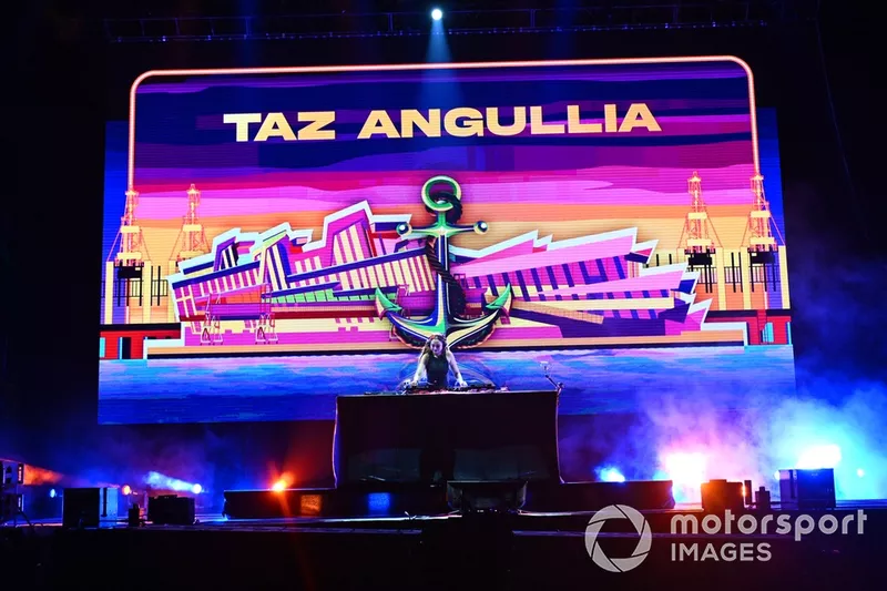 DJ Taz Angullia joue un set