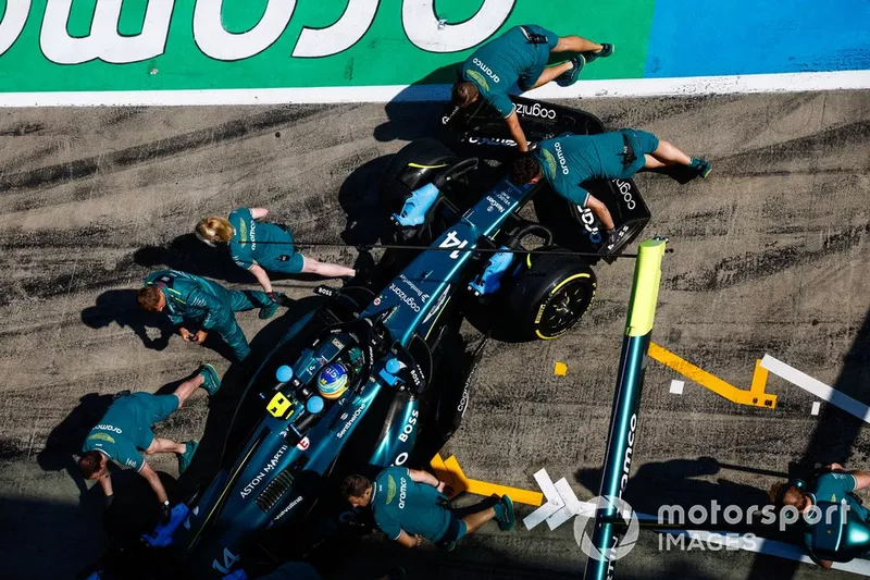 Fernando Alonso, Aston Martin AMR24, retourne au garage