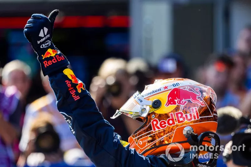 Max Verstappen, Red Bull Racing, lève le pouce après avoir décroché la pole lors des qualifications du sprint.