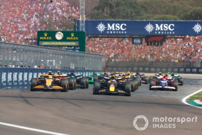 Max Verstappen, Red Bull Racing RB20, Lando Norris, McLaren MCL38, Carlos Sainz, Ferrari SF-24, Charles Leclerc, Ferrari SF-24, Yuki Tsunoda, RB F1 Team VCARB 01, el resto de la parrilla en la salida.