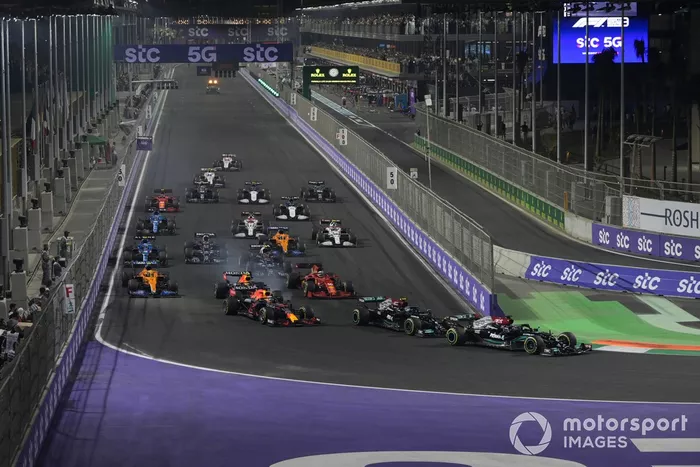 Lewis Hamilton, Mercedes W12, Valtteri Bottas, Mercedes W12, Max Verstappen, Red Bull Racing RB16B, Sergio Pérez, Red Bull Racing RB16B, Charles Leclerc, Ferrari SF21, y el resto de la parrilla al inicio