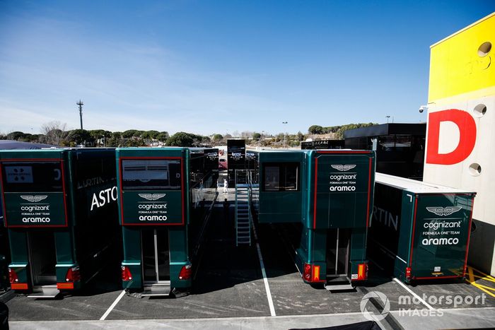 Camiones Aston Martin en el paddock