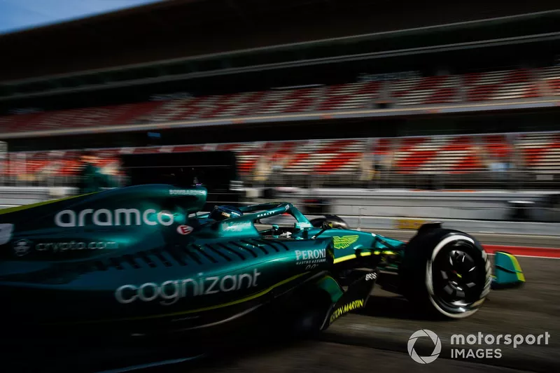 Lance Stroll, Aston Martin AMR22, sort de son garage