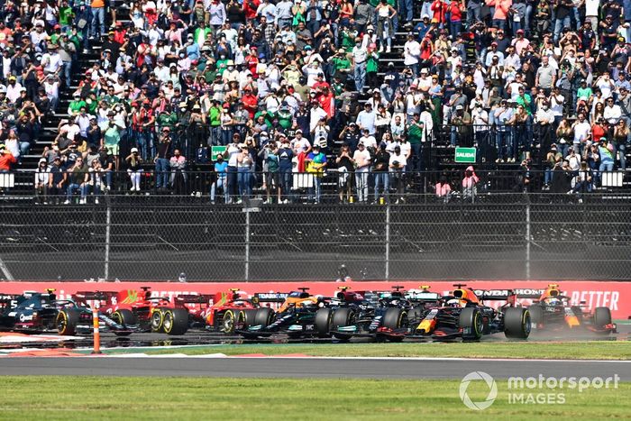 Max Verstappen, Red Bull Racing RB16B, Lewis Hamilton, Mercedes W12, y Sergio Pérez, Red Bull Racing RB16B, mientras Valtteri Bottas, Mercedes W12, hace un trompo