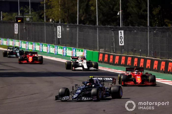 Pierre Gasly, AlphaTauri AT02, Charles Leclerc, Ferrari SF21 , y Antonio Giovinazzi, Alfa Romeo Racing C41