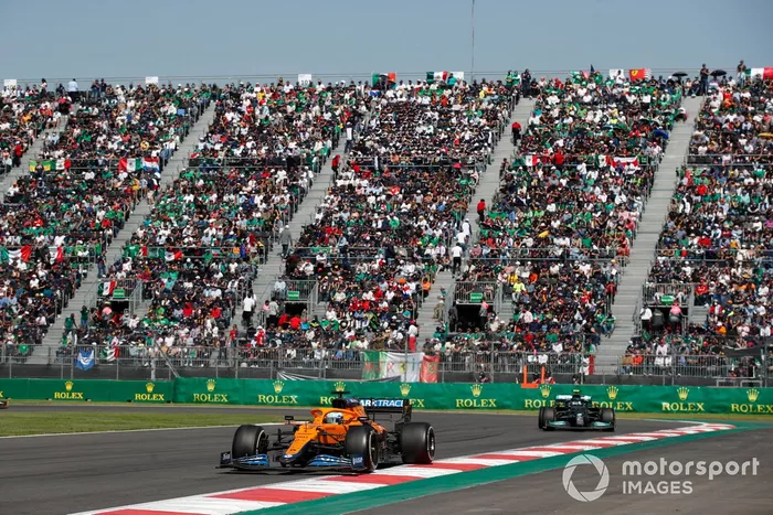 Daniel Ricciardo, McLaren MCL35M, Valtteri Bottas, Mercedes W12