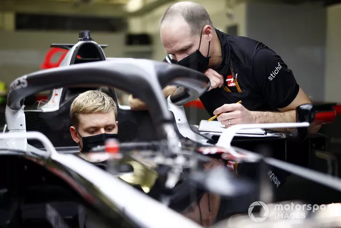 Mick Schumacher ajustando su asiento de Haas F1 con su ingeniero, Gary Gannon