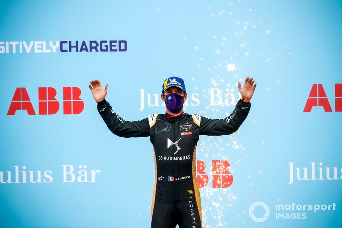 Jean-Eric Vergne, DS Techeetah celebra en el podio su victoria en Roma