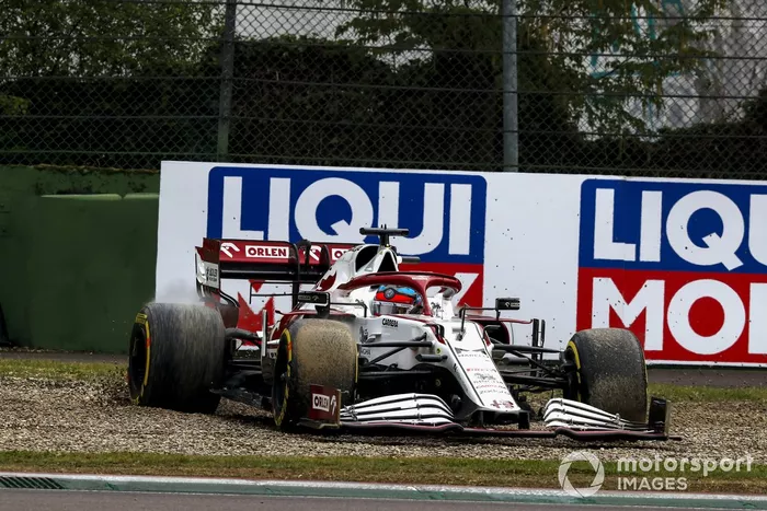 Kimi Raikkonen, Alfa Romeo Racing C41, sobre la grava
