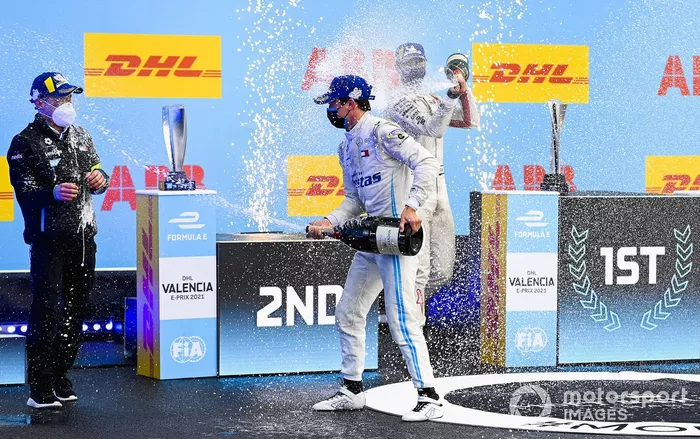 Albert Lau, ingeniero de carrera, Mercedes Benz EQ, Nyck de Vries, Mercedes-Benz EQ, 1ª posición, Nico Muller, Dragon Penske Autosport, 2ª posición, celebran en el podio con champán