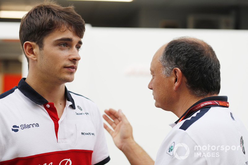 Charles Leclerc, Sauber, habla con Frederic Vasseur, director de Alfa Romeo Sauber F1 Team