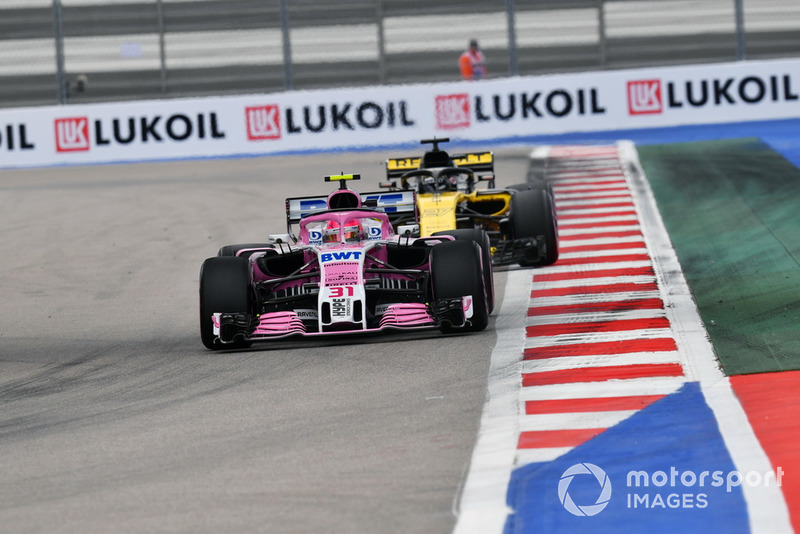 Esteban Ocon, Racing Point Force India VJM11 ve Nico Hulkenberg, Renault Sport F1 Team R.S. 18