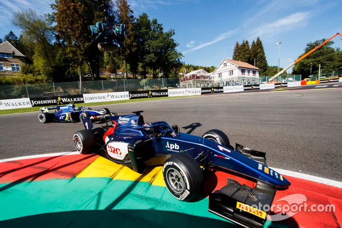 Une superbe bataille à quatre a eu lieu en fin de course, ici avec Norris qui attaque Markelov