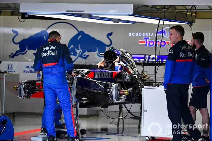 Suspensão frontal da Toro Rosso STR14