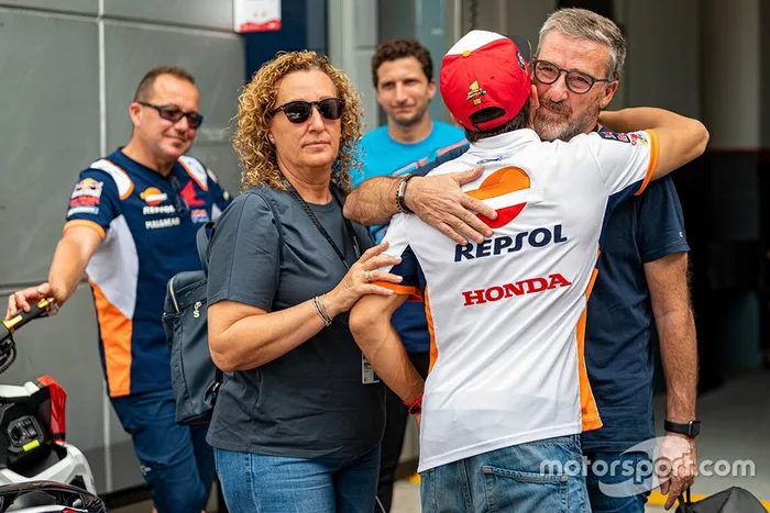 Marc Márquez, Repsol Honda abraza a su tío Ramón Márquez