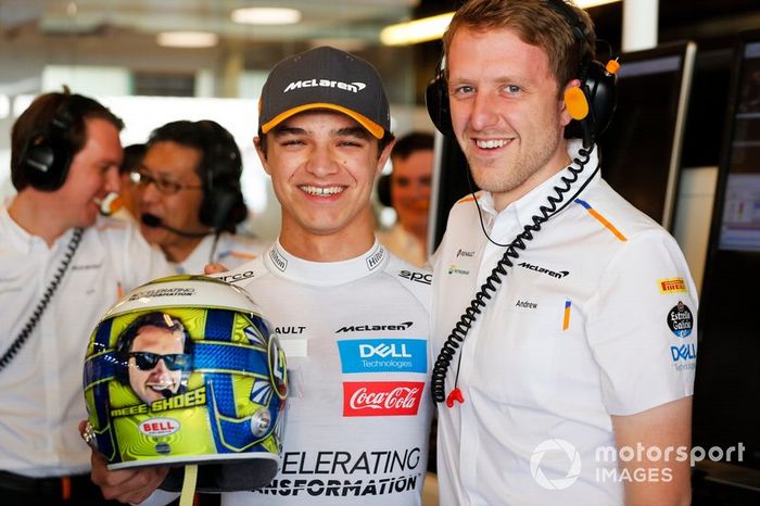 Lando Norris, McLaren, con un casco especial
