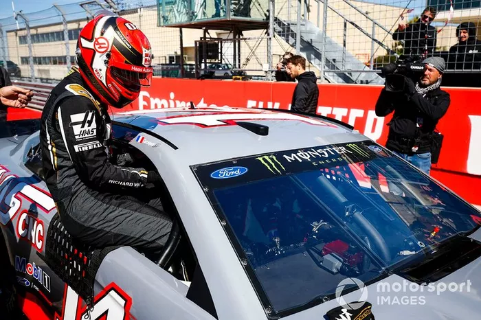 Kevin Magnussen, Haas F1 Team, pilotando con Tony Stewart