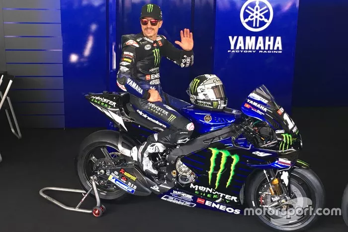 Maverick Vinales com sua nova M1