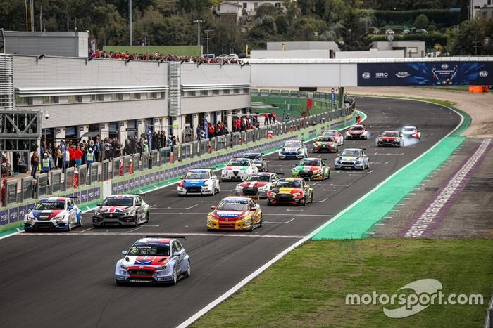 Comienza la acción TCR Carrera 1