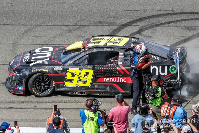 Daniel Suárez, TrackHouse Racing, Onx Homes / Renu Chevrolet Camaro celebra su victoria con el jefe de equipo Travis Mack, TrackHouse Racing, Chevrolet Camaro