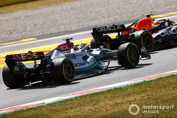 Sergio Pérez, Red Bull Racing RB18, George Russell, Mercedes W13 