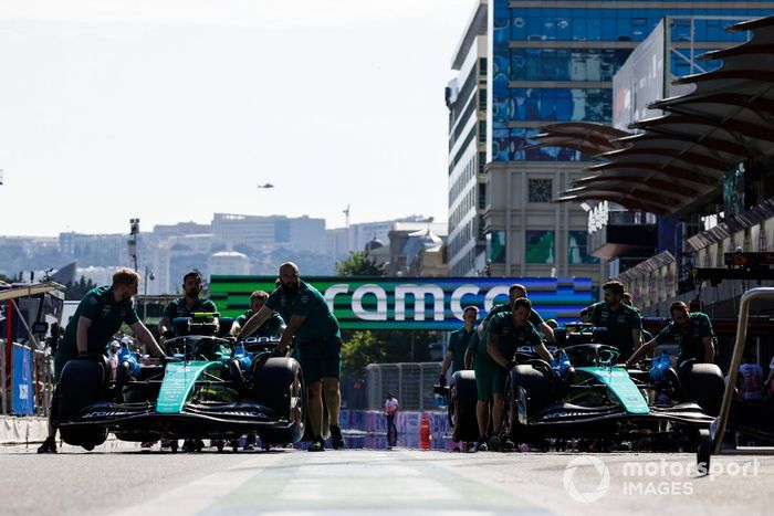 Mecánicos en el pit lane con Sebastian Vettel, Aston Martin AMR22, Lance Stroll, Aston Martin AMR22