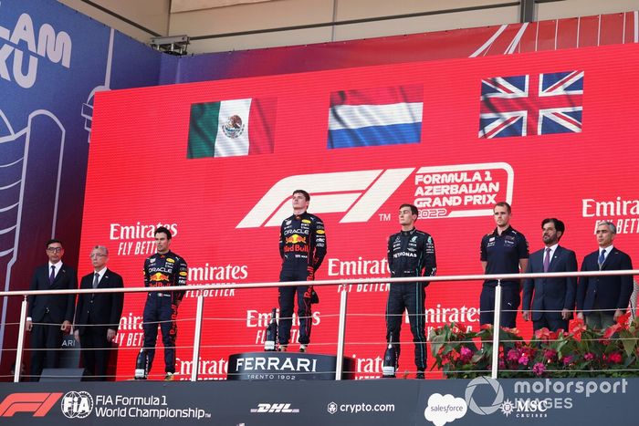Podio: segundo lugar Sergio Pérez, Red Bull Racing, ganador Max Verstappen, Red Bull Racing, tercer lugar George Russell, Mercedes-AMG