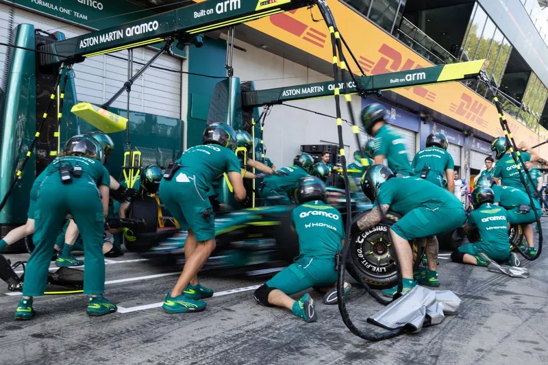 Entraînement aux arrêts au stand d'Aston Martin