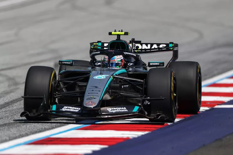 Antonelli supera a Russell en la FP1 de Austria, con Colapinto en el top 10 y Checo Pérez con problemas