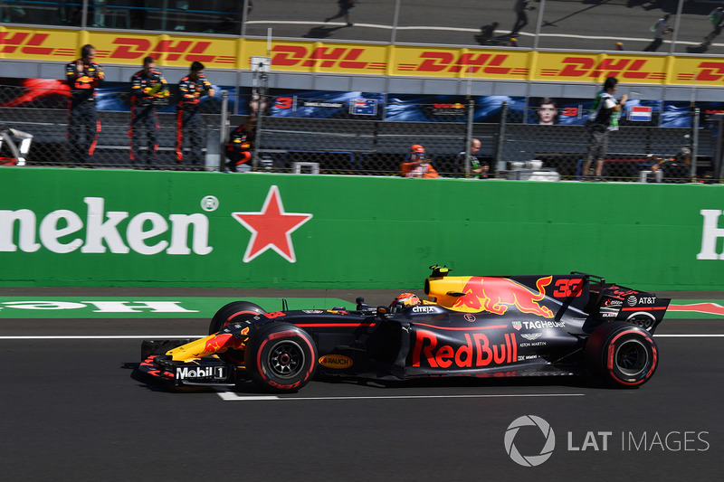 Daniel Ricciardo, Red Bull Racing RB13 celebrates as he crosses the line for fourth