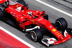 Kimi Raikkonen, Ferrari SF70H, ajusta su casco mientras que conduce abajo del pit lane