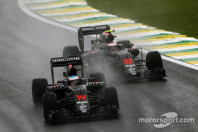 Fernando Alonso, McLaren MP4-31 con Jenson Button, McLaren MP4-31