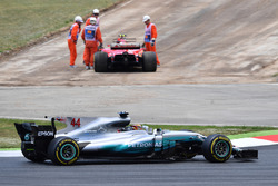 Lewis Hamilton, Mercedes-Benz F1 W08 passe devant Kimi Raikkonen, Ferrari SF70H, contraint à l'abandon
