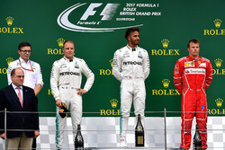Podio: il vincitore della gara Lewis Hamilton, Mercedes AMG F1, il secondo classificato Valtteri Bot