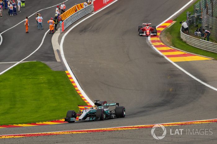 Lewis Hamilton, Mercedes-Benz F1 W08 y Sebastian Vettel, Ferrari SF70H