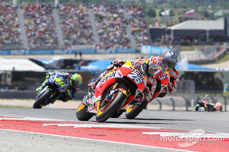 Dani Pedrosa et Marc Márquez au coude à coude devant Valentino Rossi
