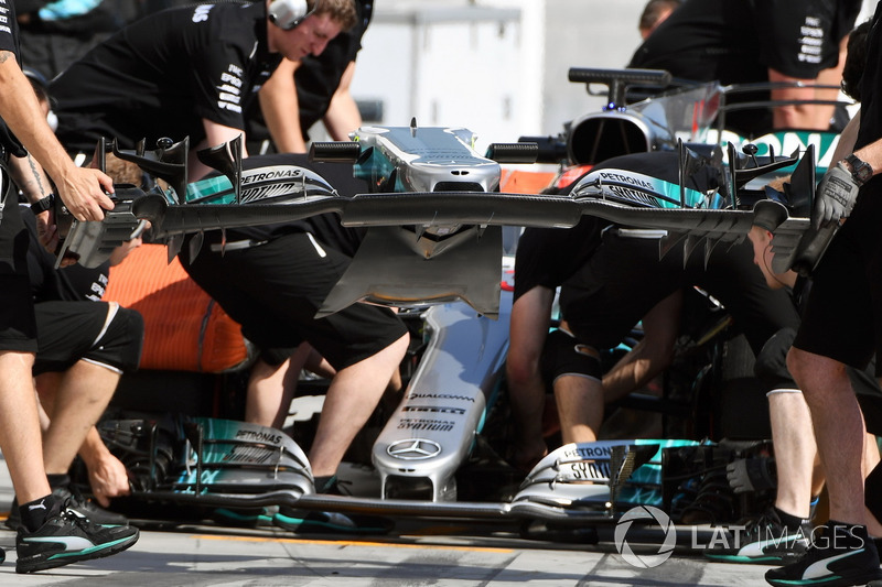 Mercedes-Benz F1 W08 front wing change