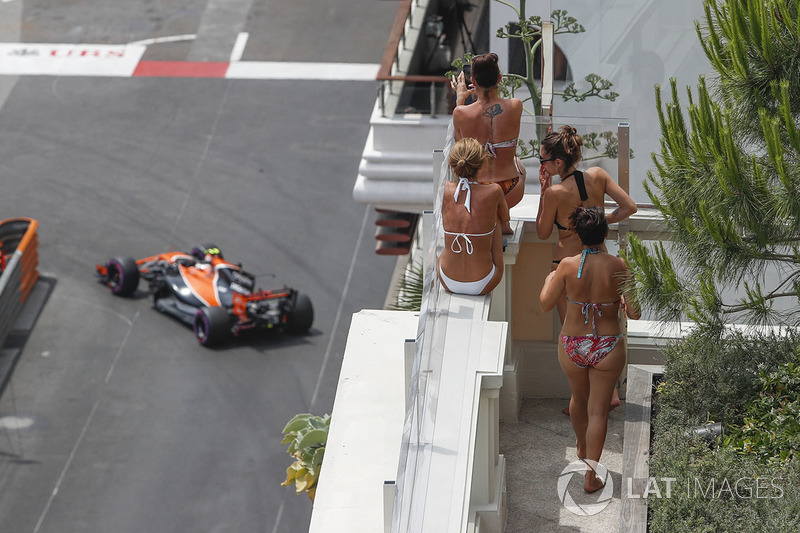 Гран Прі Монако. Дівчата спостерігають за Стоффелем Вандорном, McLaren MCL32