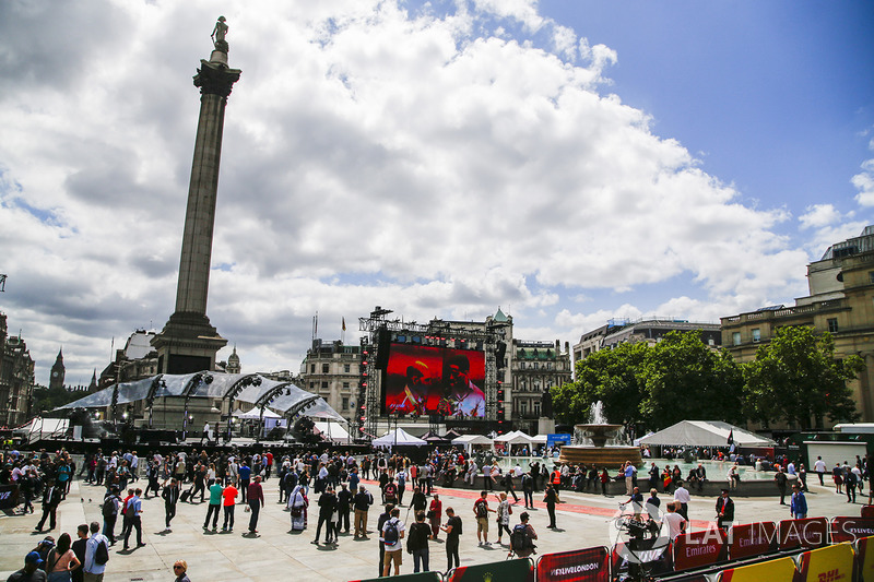 La atmósfera alrededor de la columna de Nelsons en Trafalgar Square