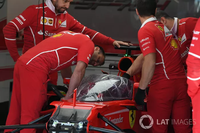 Ferrari SF70-H con el escudo de la cabina