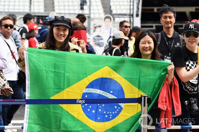 Fans con la bandera de Brasil