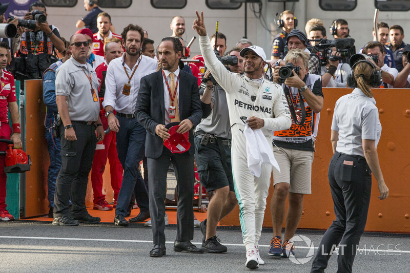 Le poleman Lewis Hamilton, Mercedes AMG F1 fête sa pole position dans le Parc Fermé