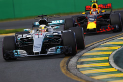 Lewis Hamilton, Mercedes AMG F1 W08 y Max Verstappen, Red Bull Racing RB13