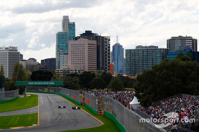 Nico Hulkenberg, Renault Sport F1 Team RS17 y Valtteri Bottas, Mercedes AMG F1 W08