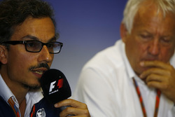 Laurent Mekies, Director de carrera adjunta de F1, FIA, Charlie Whiting, Director de la carrera del
