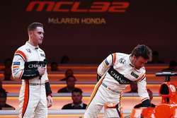 Stoffel Vandoorne et Fernando Alonso sur scène lors de la présentation de la McLaren MCL32